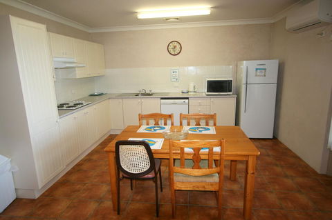 Lake Edge Apartments - Lightning Ridge Tourism 17