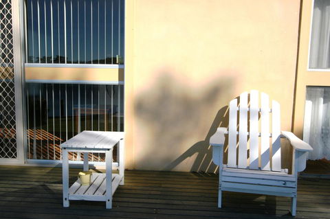 Lake Edge Apartments - Lightning Ridge Tourism 8