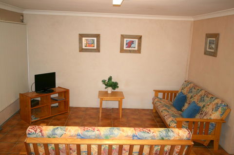 Lake Edge Apartments - Lightning Ridge Tourism 27
