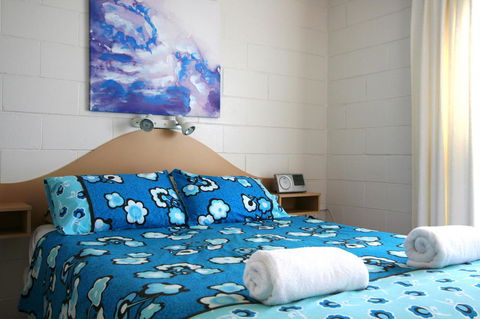 Lake Edge Apartments - Lightning Ridge Tourism 5