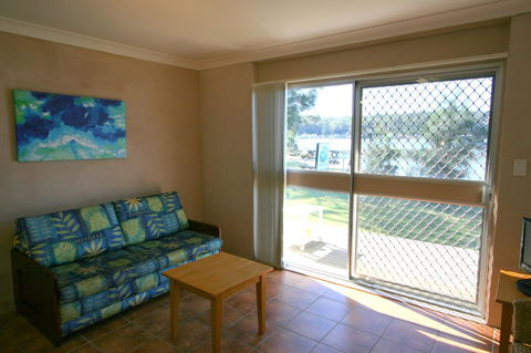 Lake Edge Apartments - Lightning Ridge Tourism 11