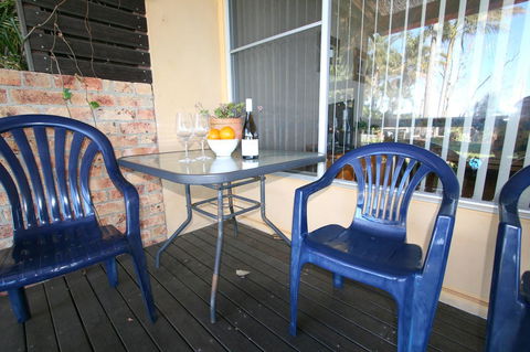 Lake Edge Apartments - Lightning Ridge Tourism 12