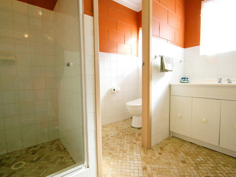 Lake Edge Apartments - Lightning Ridge Tourism 25