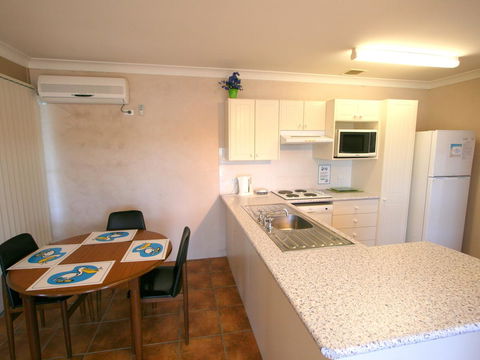 Lake Edge Apartments - Lightning Ridge Tourism 7