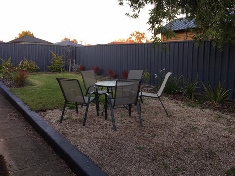 Windsor Gardens Home - Lightning Ridge Tourism 15