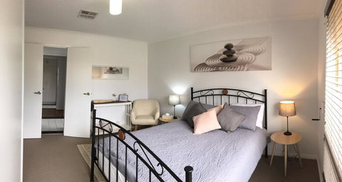 Windsor Gardens Home - Lightning Ridge Tourism 0