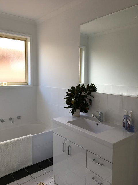 Windsor Gardens Home - Lightning Ridge Tourism 11