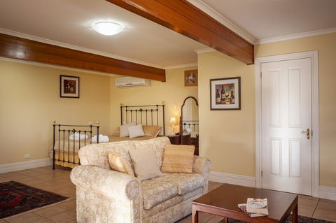 Angaston Saleyards Luxury Accommodation - Lightning Ridge Tourism 19