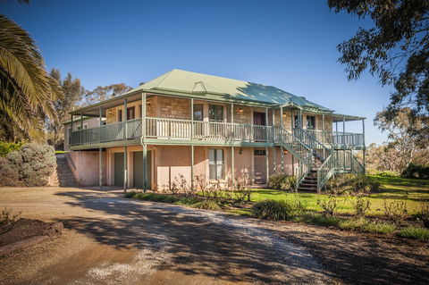 Angaston Saleyards Luxury Accommodation - Lightning Ridge Tourism 0
