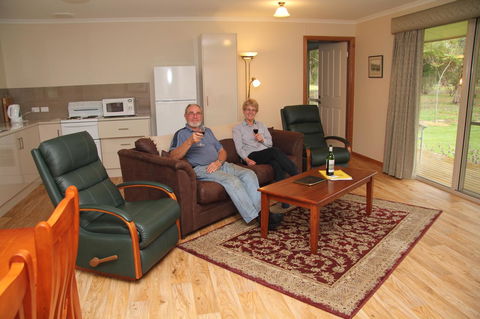 Camawald Coonawarra Cottage B&B - Lightning Ridge Tourism 4