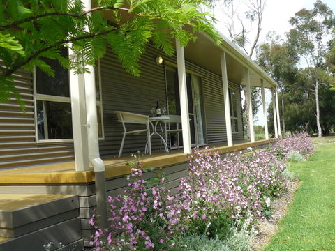 Camawald Coonawarra Cottage B&B - Lightning Ridge Tourism 1