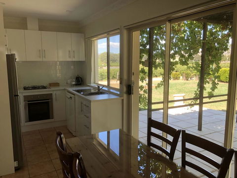 Barossa Shiraz Estate - Lightning Ridge Tourism 34