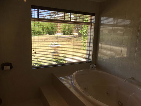 Barossa Shiraz Estate - Lightning Ridge Tourism 32
