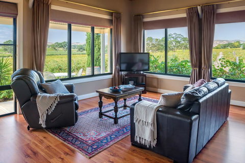 Barossa Shiraz Estate - Lightning Ridge Tourism 14