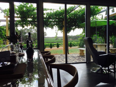 Barossa Shiraz Estate - Lightning Ridge Tourism 37
