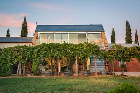 Barossa Shiraz Estate - Lightning Ridge Tourism 1