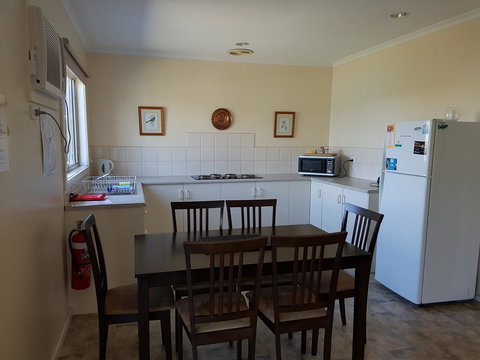 Marion Bay Holiday Villas - Lightning Ridge Tourism 9