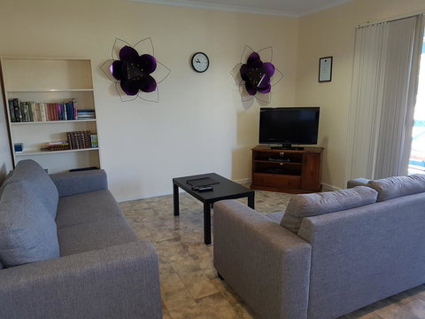 Marion Bay Holiday Villas - Lightning Ridge Tourism 11