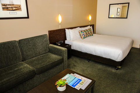 Port Lincoln Hotel - Lightning Ridge Tourism 6