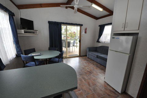 Beachside Holiday Park - Lightning Ridge Tourism 7