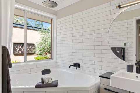 Adelaide Hills Retreats - Lightning Ridge Tourism 17