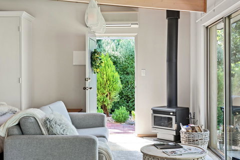 Adelaide Hills Retreats - Lightning Ridge Tourism 20