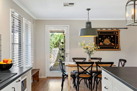 Adelaide Hills Retreats - Lightning Ridge Tourism 8