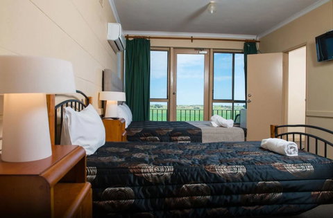 Tailem Bend Riverside Hotel - Lightning Ridge Tourism 1