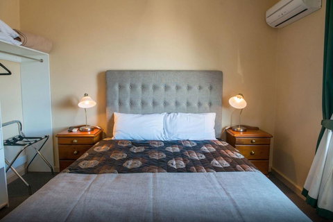 Tailem Bend Riverside Hotel - Lightning Ridge Tourism 2