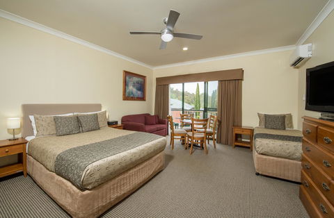Clare Country Club - Lightning Ridge Tourism 18