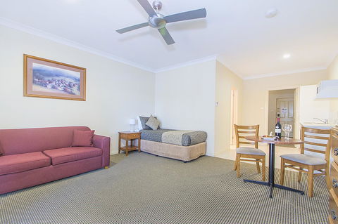 Clare Country Club - Lightning Ridge Tourism 10