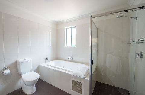 Clare Country Club - Lightning Ridge Tourism 12