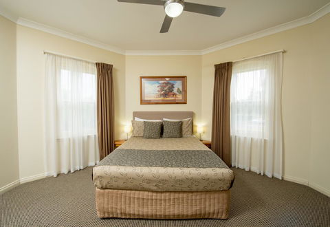 Clare Country Club - Lightning Ridge Tourism 17