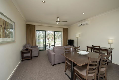 Clare Country Club - Lightning Ridge Tourism 14