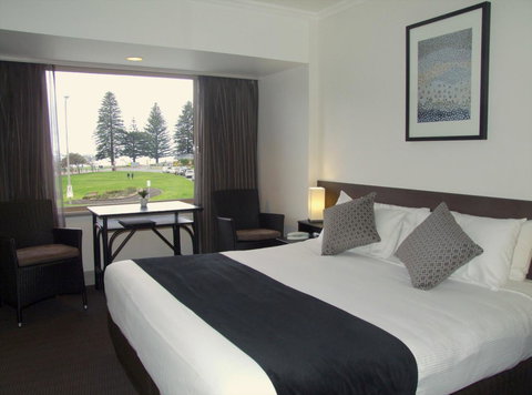 Nightcap At Hotel Victor - Lightning Ridge Tourism 17