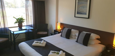 Nightcap At Hotel Victor - Lightning Ridge Tourism 2