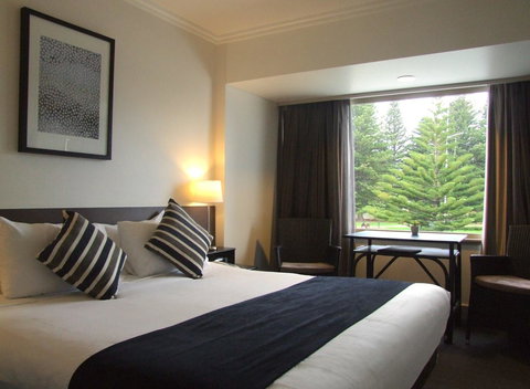 Nightcap At Hotel Victor - Lightning Ridge Tourism 14