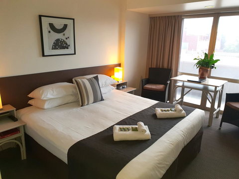 Nightcap At Hotel Victor - Lightning Ridge Tourism 7