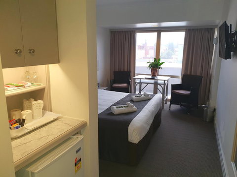 Nightcap At Hotel Victor - Lightning Ridge Tourism 6