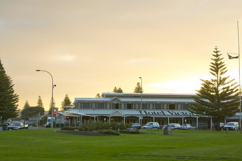 Nightcap At Hotel Victor - Lightning Ridge Tourism 0