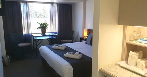 Nightcap At Hotel Victor - Lightning Ridge Tourism 1