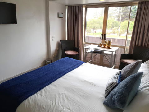 Nightcap At Hotel Victor - Lightning Ridge Tourism 12