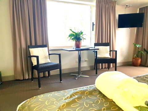 Nightcap At Hotel Victor - Lightning Ridge Tourism 10