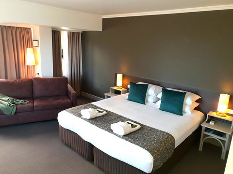 Nightcap At Hotel Victor - Lightning Ridge Tourism 11