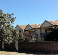 Townhouse On The Marina - Lightning Ridge Tourism