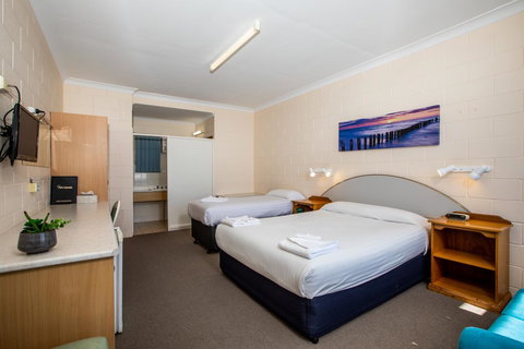 Blue Seas Motel - Lightning Ridge Tourism 3