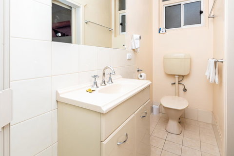 Blue Seas Motel - Lightning Ridge Tourism 13