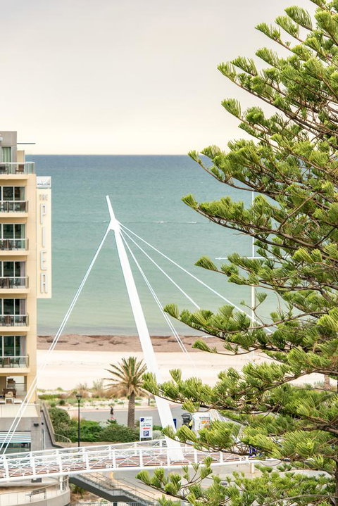 Beachside Luxury & Comfort, Ocean Views In Glenelg - Lightning Ridge Tourism 0
