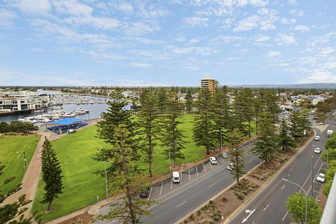 Beachside Luxury & Comfort, Ocean Views In Glenelg - Lightning Ridge Tourism 24