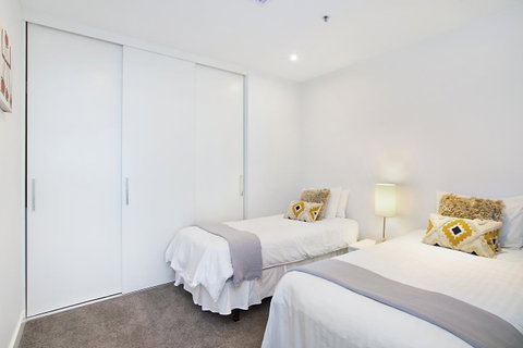 Beachside Luxury & Comfort, Ocean Views In Glenelg - Lightning Ridge Tourism 17